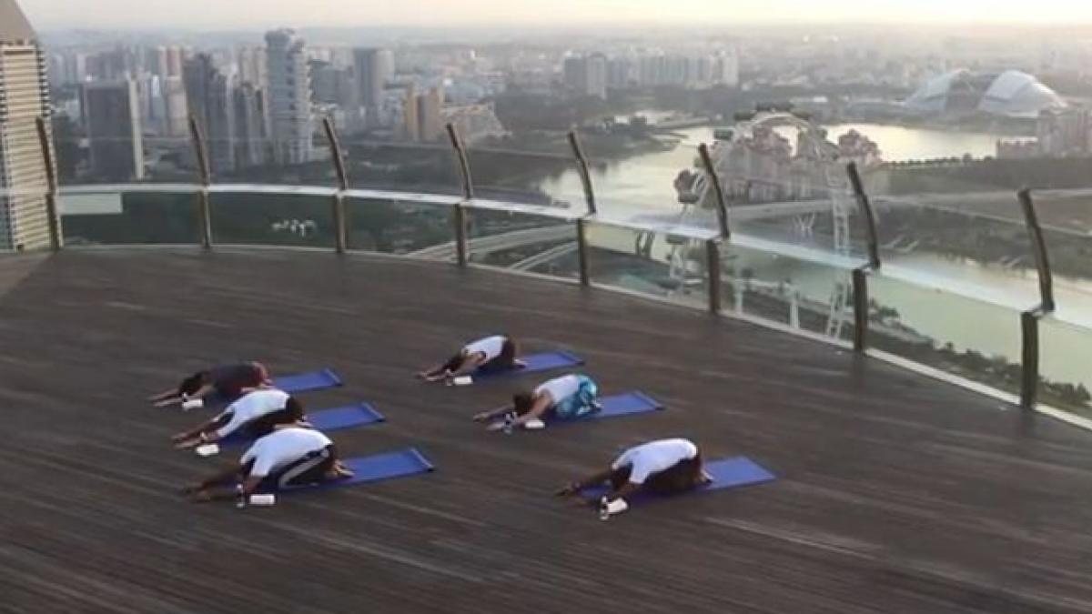 simona halep a facut yoga la singapore video