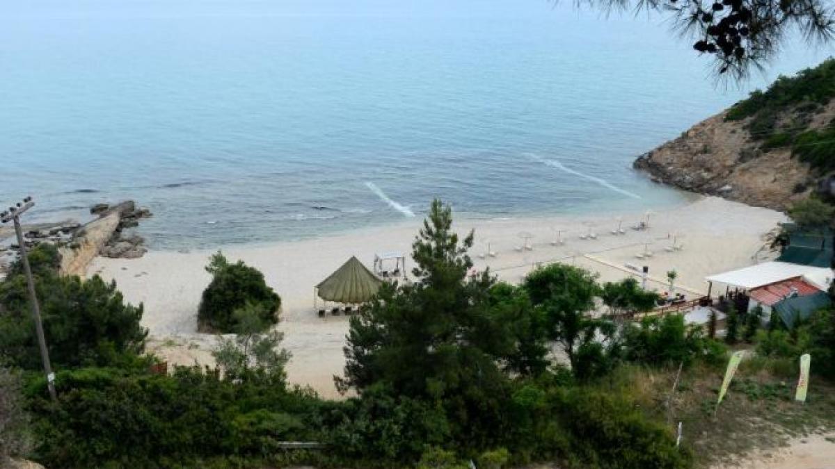 grecii sunt speriati si ingroziti nu si mai permit sa mearga in vacanta