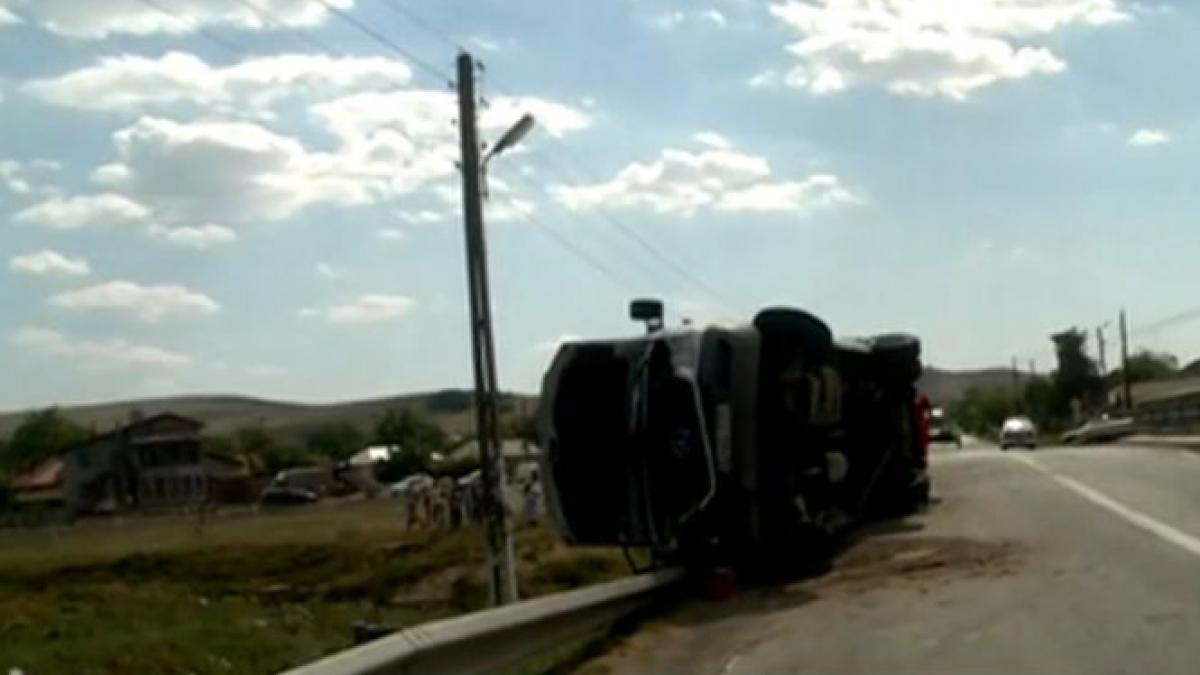 patru oameni au trecut pe langa moarte aseara microbuzul in care erau s a rasturnat video