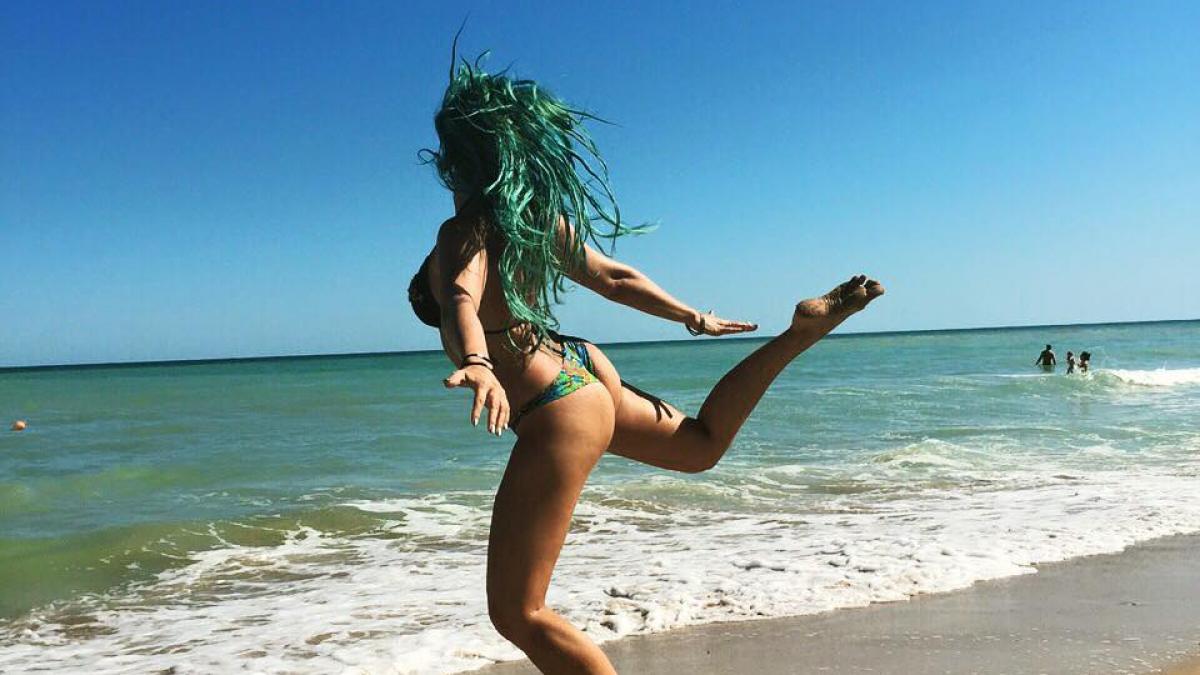 wow cum arata delia in costum de baie