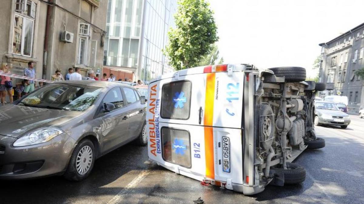 ambulanta lovita de un autoturism pe calea mosilor asistenta aflata in masina a fost ranita