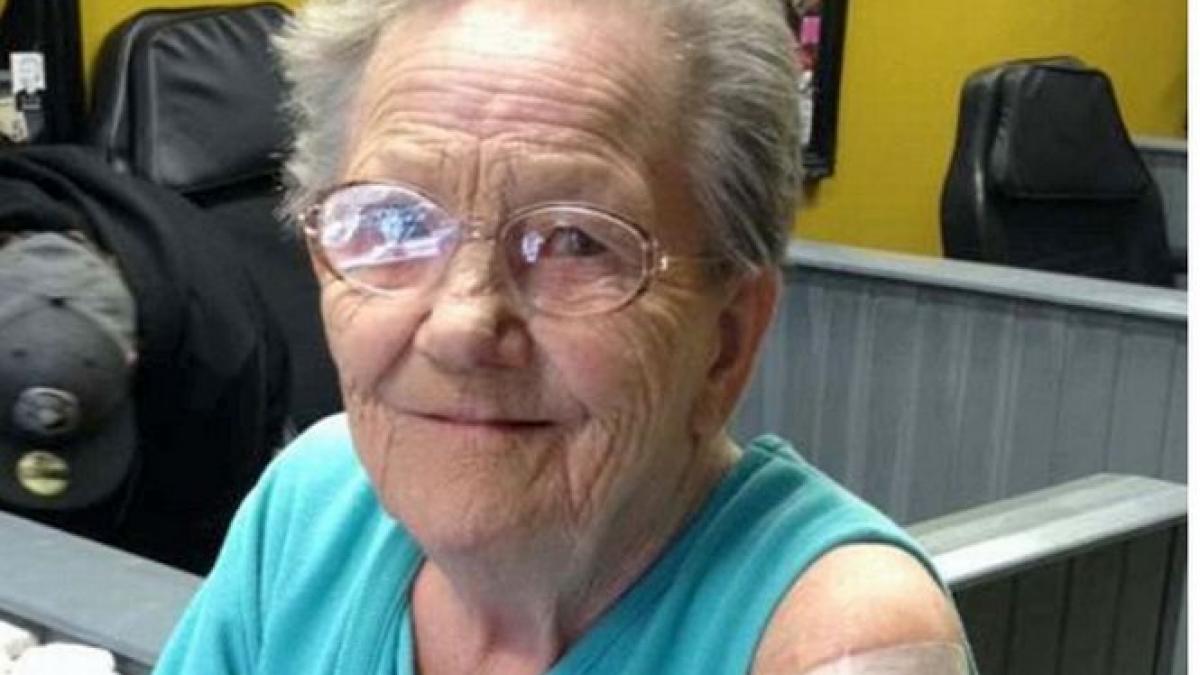 o batranica a fugit de la azil pentru a si face un tatuaj vezi ce si a desenat