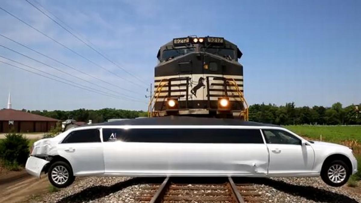 o limuzina a fost spulberata de un tren cum au reusit sa scape pasagerii video