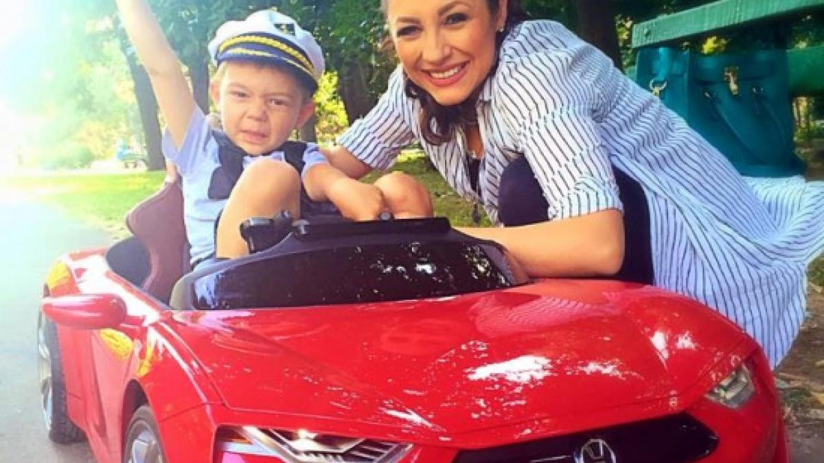 fiul andrei nu se mai dezlipeste de micuta eva ce cadou i a adus la maternitate