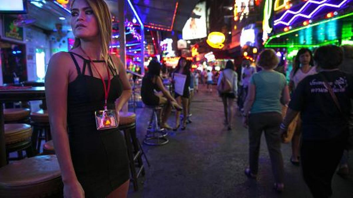 ofiteri de armata politisti si politicieni membri ai unei retele de trafic de persoane