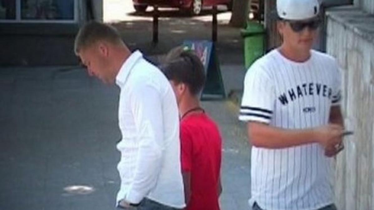 satenii din vaslui isi apara violatorii fata i a chemat pe baieti