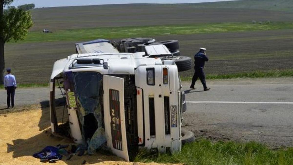 un camion care transporta nisip a luat foc pe dn 29a