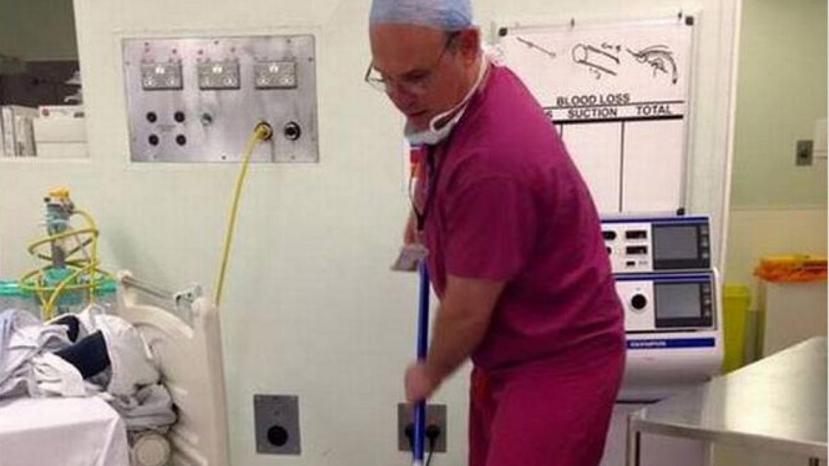 un chirurg da cu mopul in sala de operatie imaginea virala care a emotionat intreaga lume