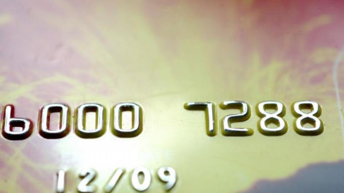 75 dintre romani platesc cu cardul