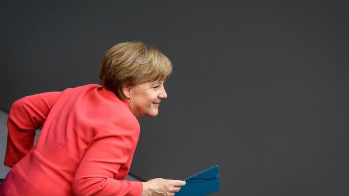 angela merkel a lesinat si a cazut de pe scaun unde s a intamplat incidentul
