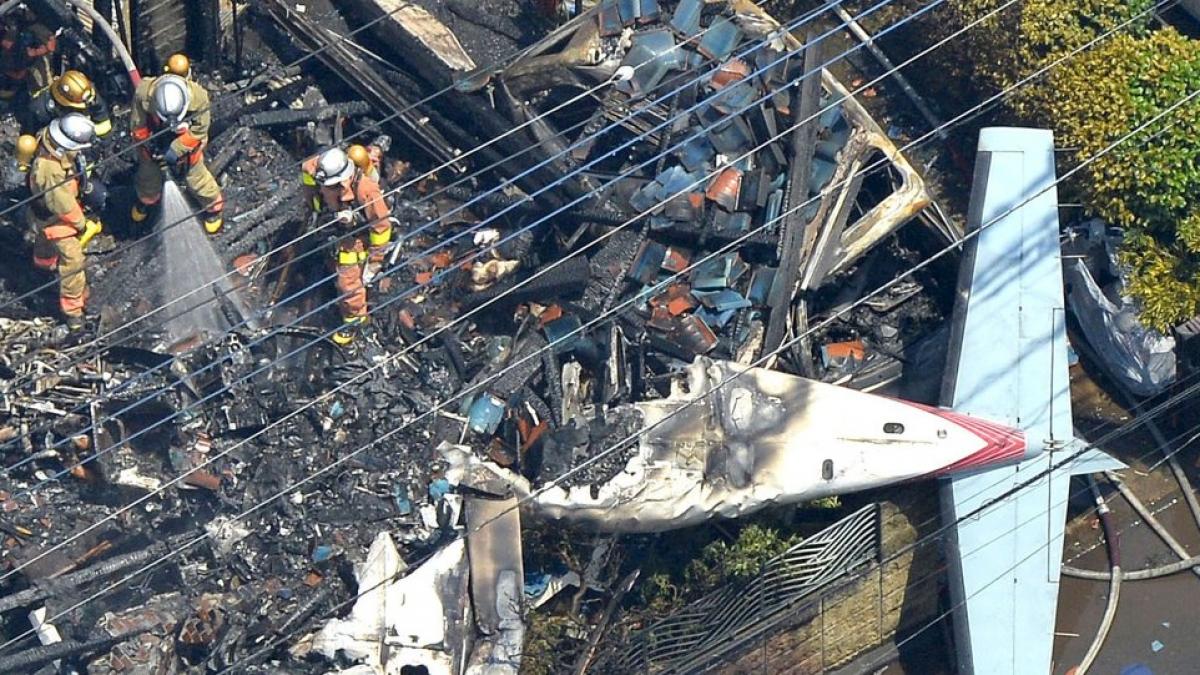 avion prabusit intr o zona rezidentiala foto si video