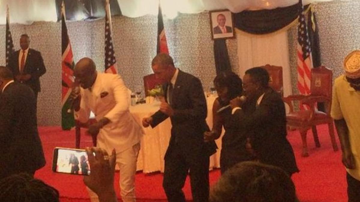 barack obama face din nou senzatie presedintele sua a dansat in timpul vizitei sale in kenya