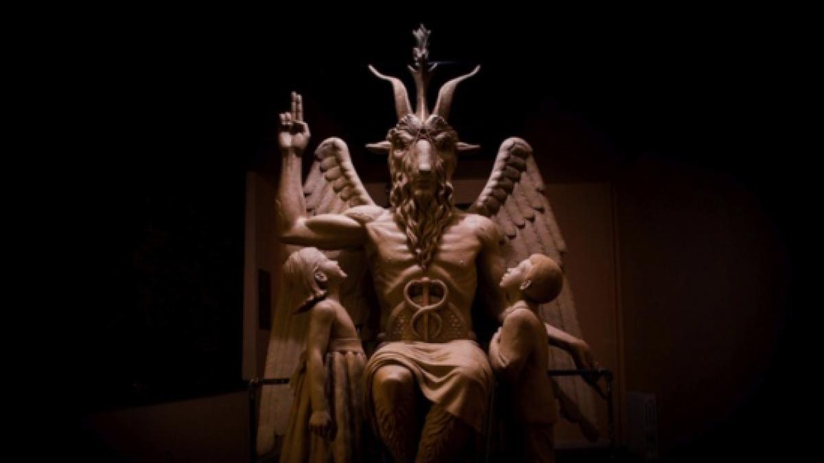 bust de bronz cu demonul baphomet dezvelit in detroit