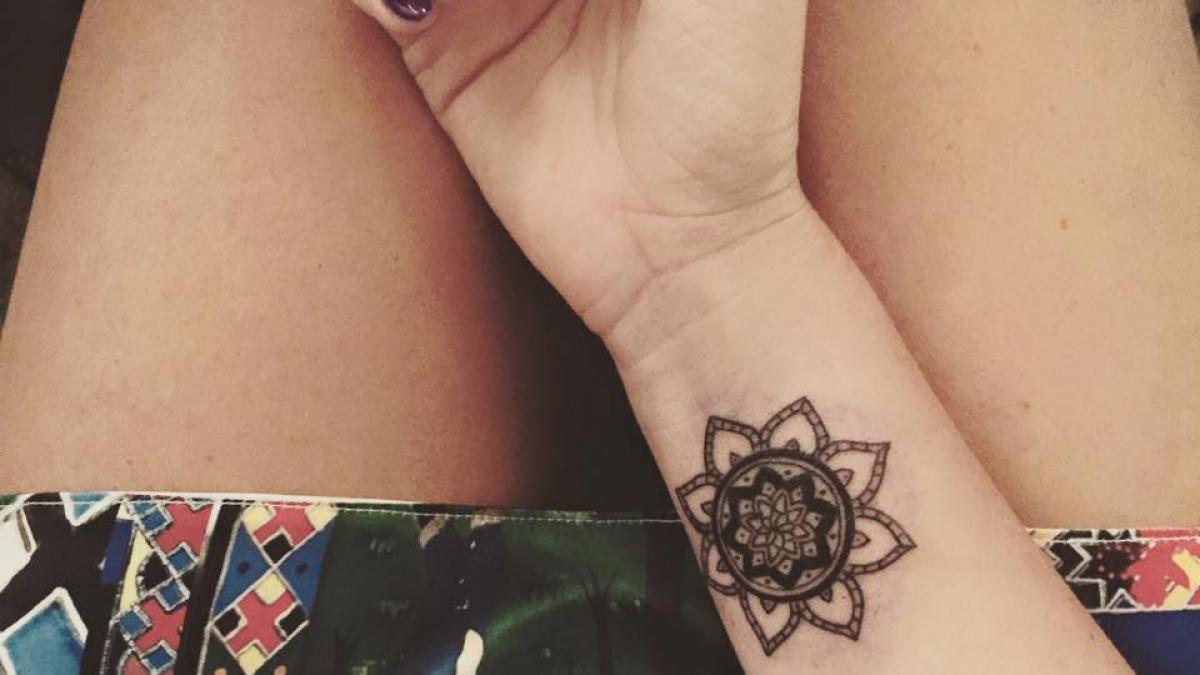 delia isi poarta cu mandrie noul tatuaj