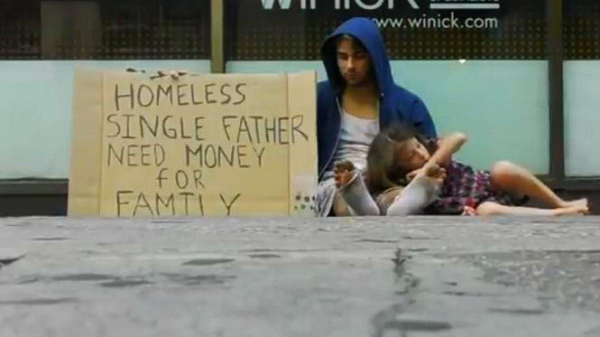 gestul incredibil facut de o persoana fara adapost oamenii de rand nici nu s au uitat la ei