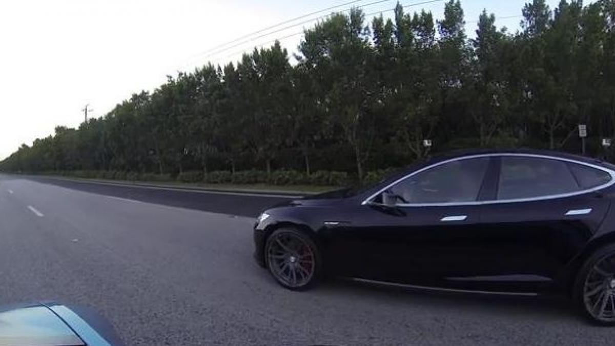 liniute electrice ce face modelul bmw i8 in fata unui tesla