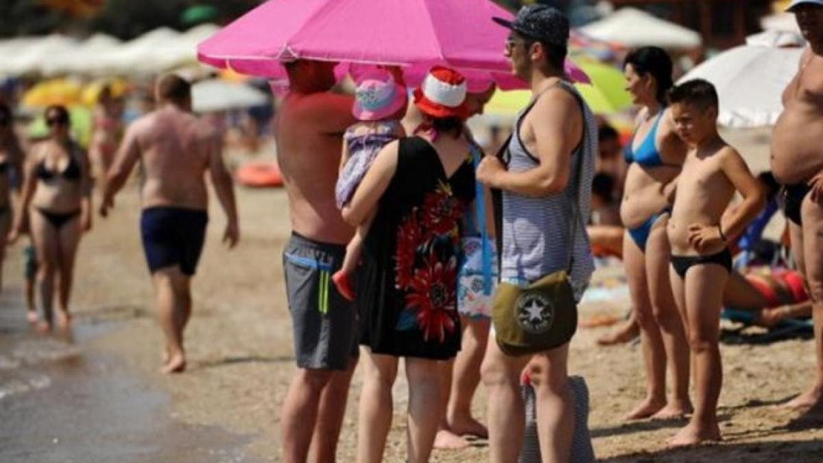 orasele s au golit mii de oameni pe litoralul romanesc