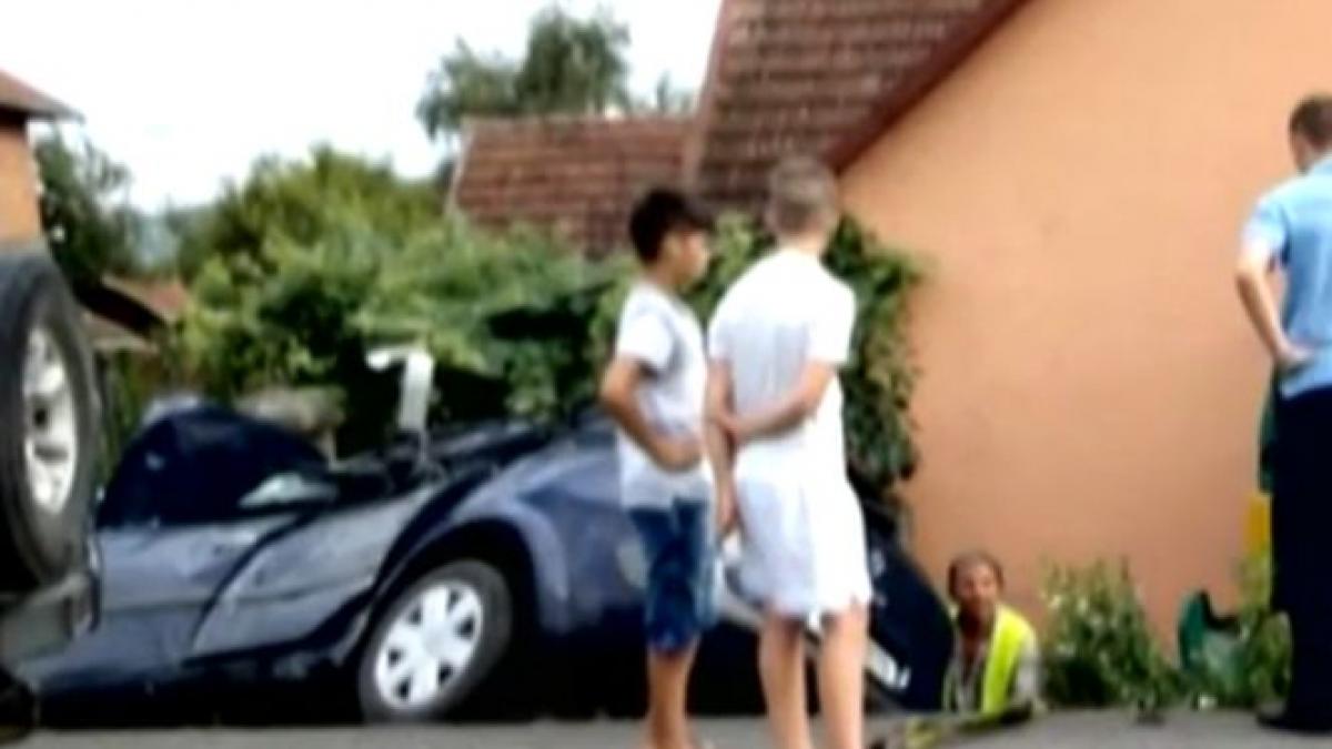 tata si fiu striviti in propria masina de un tir