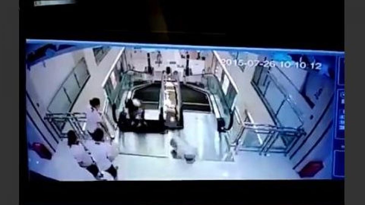 tragedie intr un centru comercial din china o femeie a fost strivita de scarile rulante