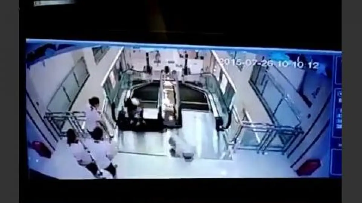 tragedie intr un centru comercial din china o femeie a fost strivita de scarile rulante