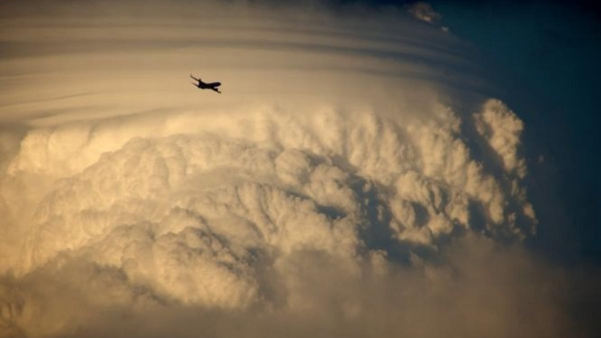 un avion s a leganat in aer in timpul unei furtuni violente ce s a intamplat cu cei peste 300 de