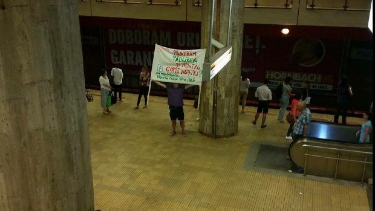un tanar protesteaza zilnic la metrou la unirii ce nemultumiri are