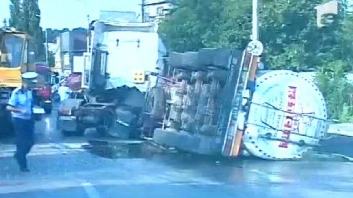 video impact violent intre un tramvai si o cisterna calatorii au vazut moartea cu ochii