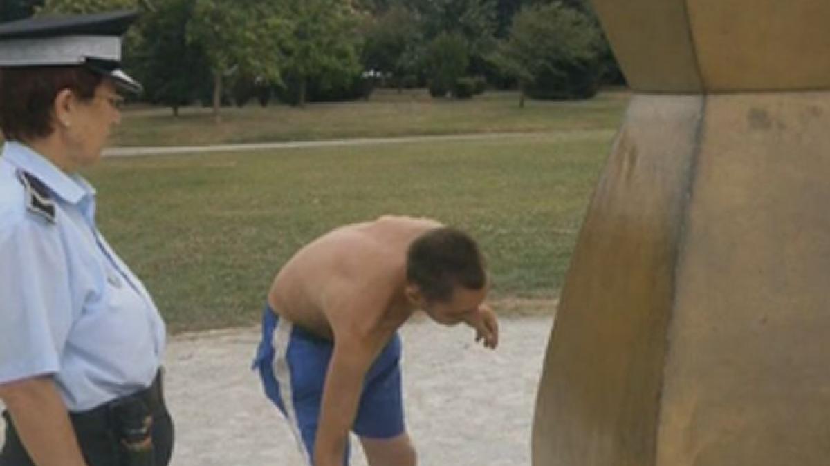 coloana infinitului spalata cu mopul