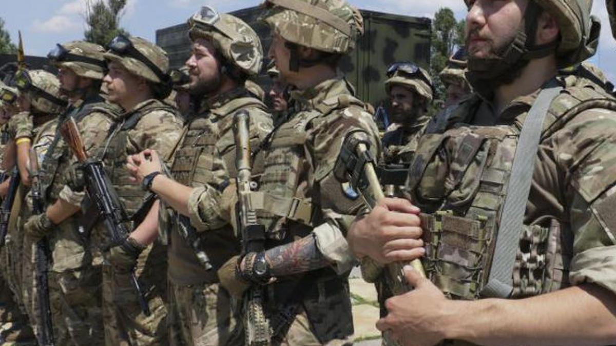 conflictul din ucraina departe de final un militar a fost ucis si alti 12 au fost raniti in