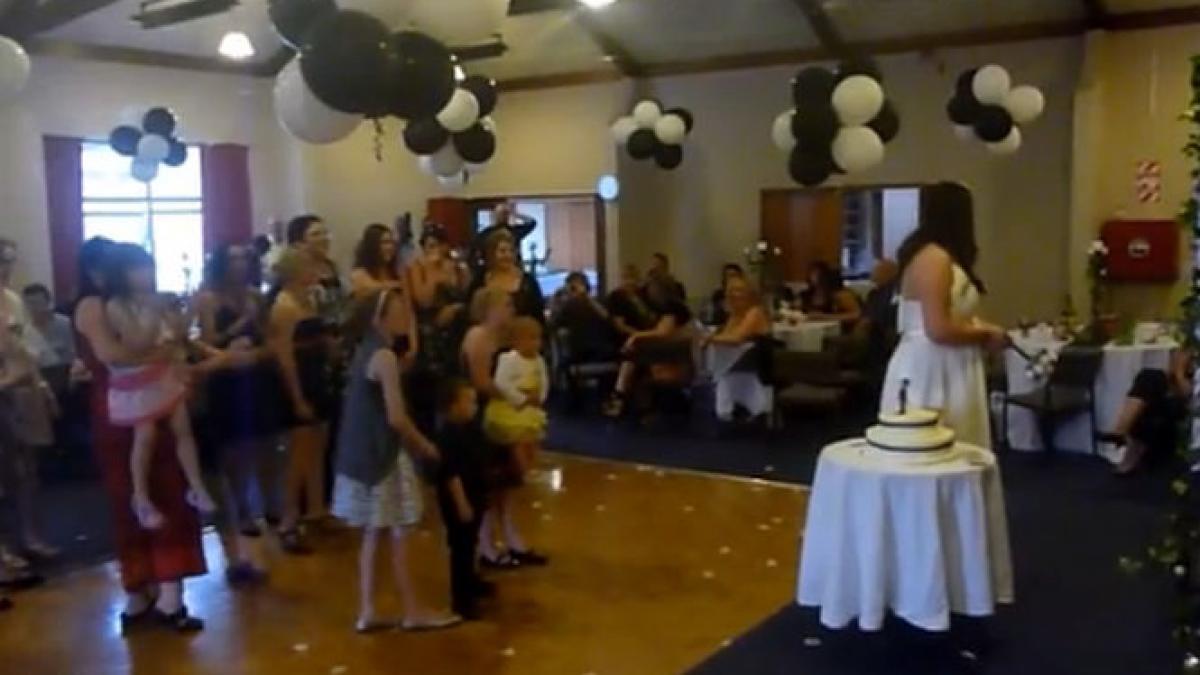 imagini socante ce s a intamplat cand o nuntasa a vrut sa prinda buchetul miresei