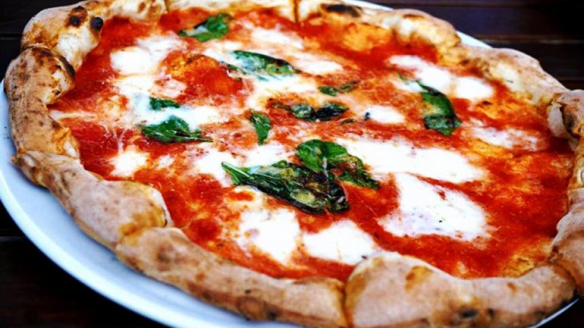 pizza cum a ajuns mancarea saracilor din napoli cel mai iubit preparat din lume