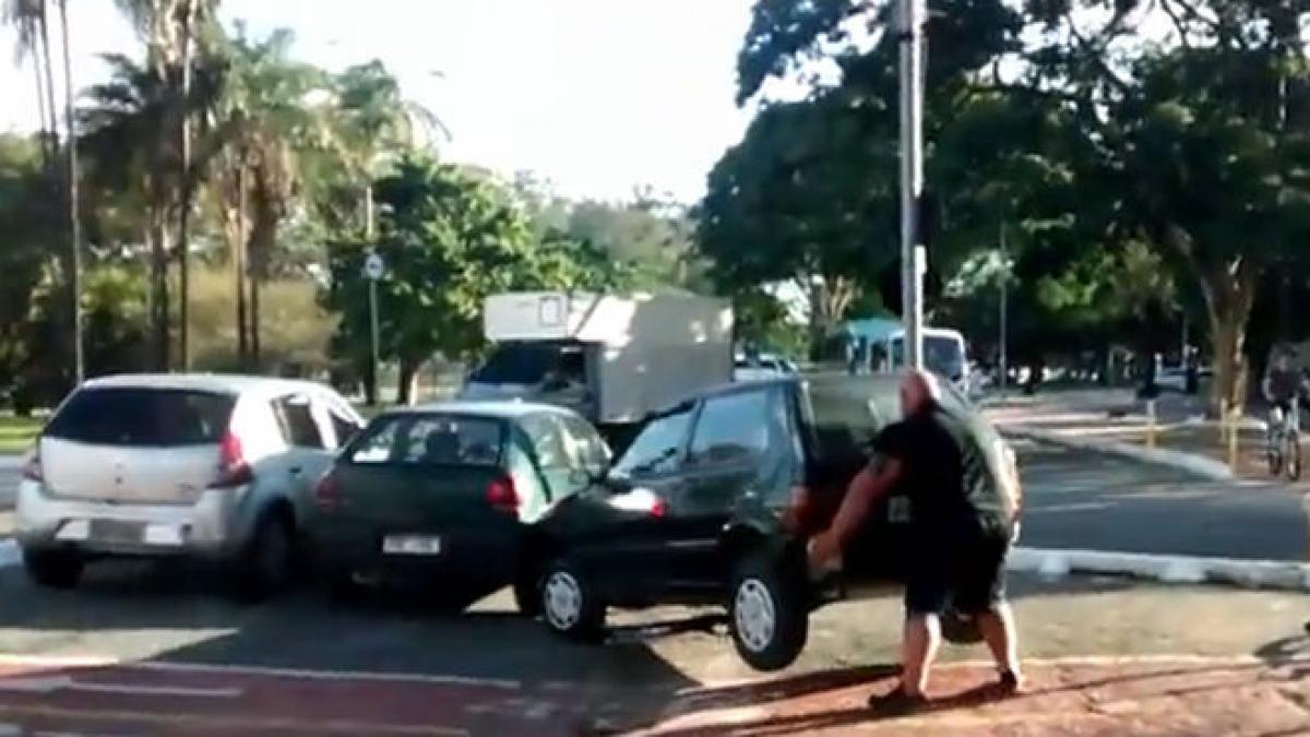 eroul biciclistilor din lumea intreaga a mutat de unul singur o masina care i statea in drum video