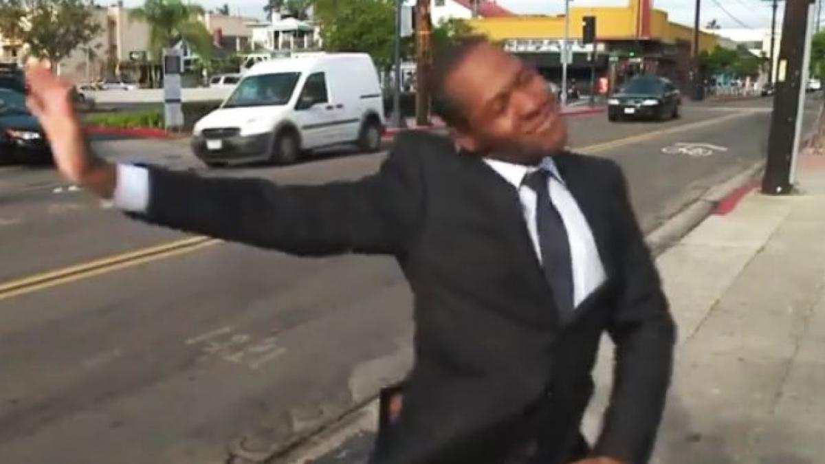 asa arata un om care munceste cu placere ce face un reporter in timpul pauzei publicitare