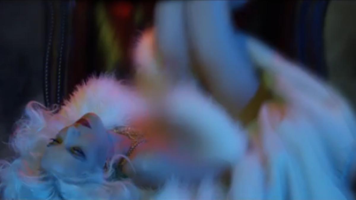 o cantareata din romania scene hot cu o blonda la malul marii