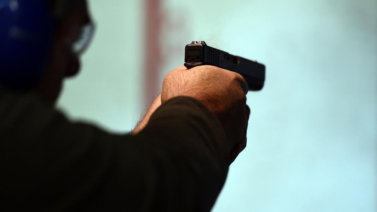 politist acuzat de crima dupa ce a impuscat mortal un sofer care a refuzat sa iasa din masina