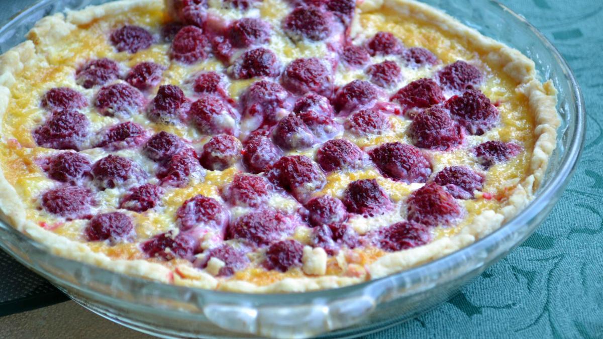 tarta cu crema de vanilie si zmeura