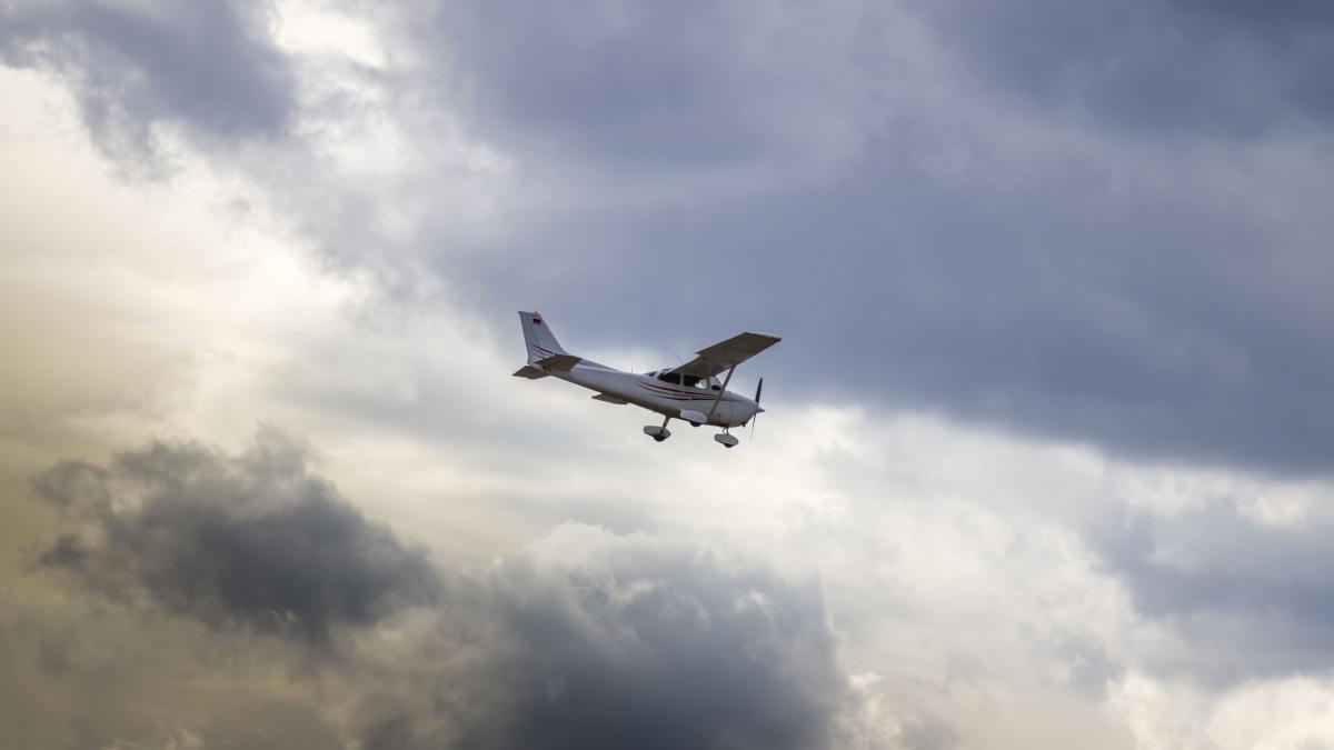 video si a scapat telefonul in timpul unei calatorii cu avionul la peste 2 800 de metri altitudine