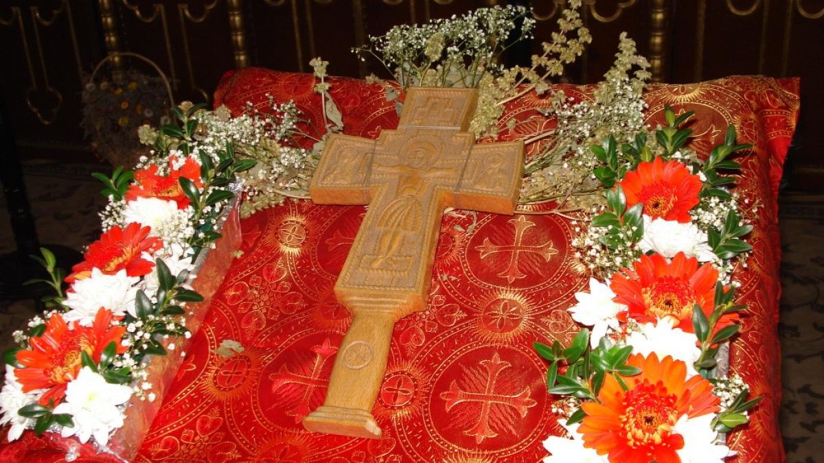 credinciosii ortodocsi praznuiesc scoaterea sfintei cruci