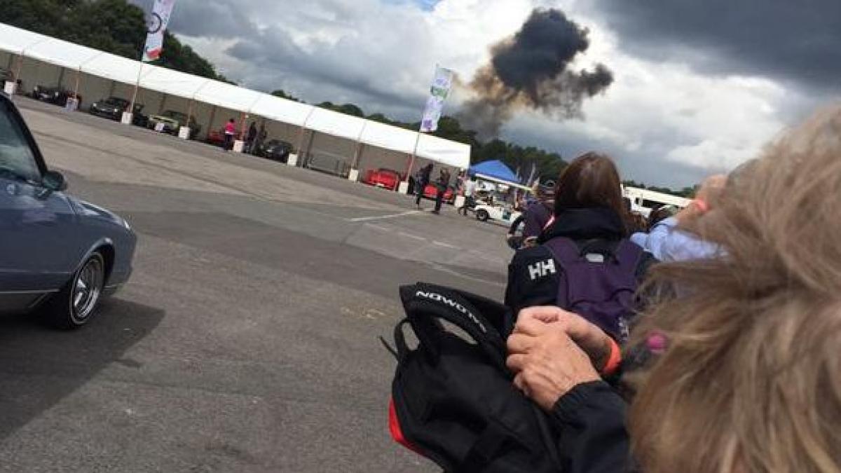 un avion de acrobatii s a prabusit la un festival la care participau sute de oameni