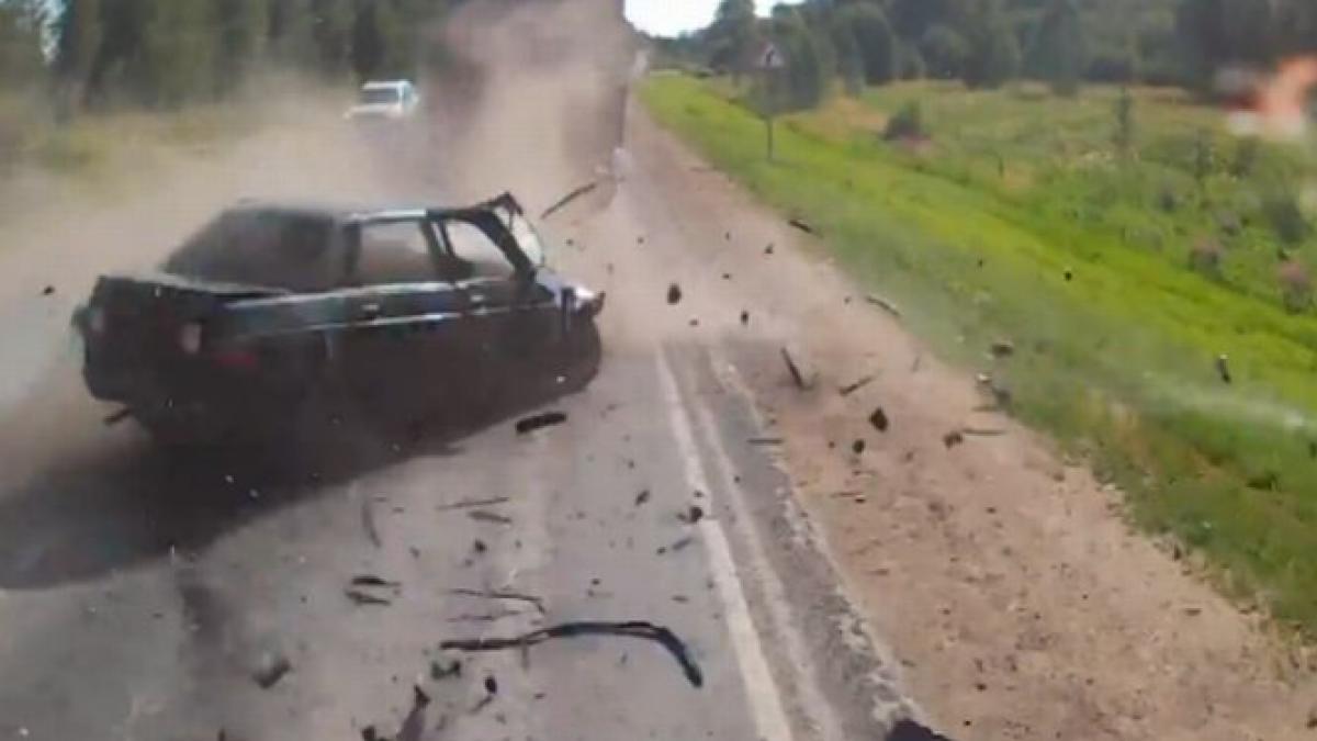 a vrut sa depaseasca un tir impactul a fost nimicitor video