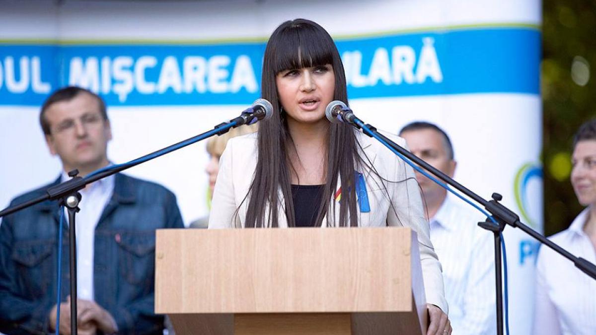 elena basescu imagini de senzatie surprinse de paparazzi la mare