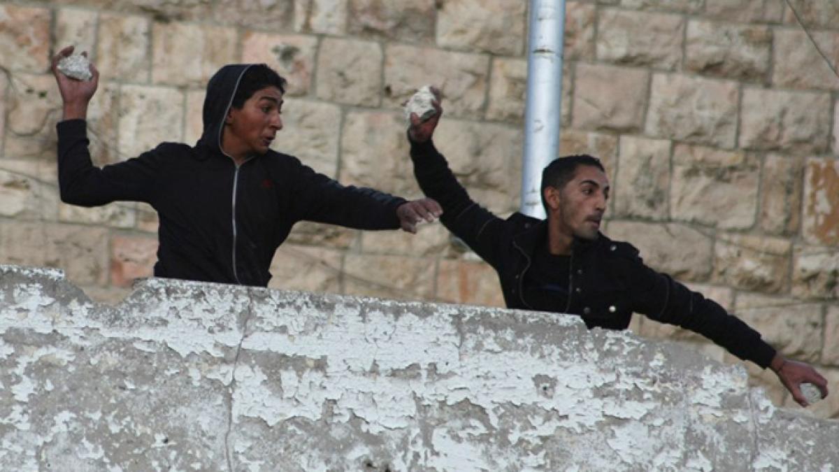 o politista din israel devenita tinta a furiei multimii protejata de doi cetateni palestinieni