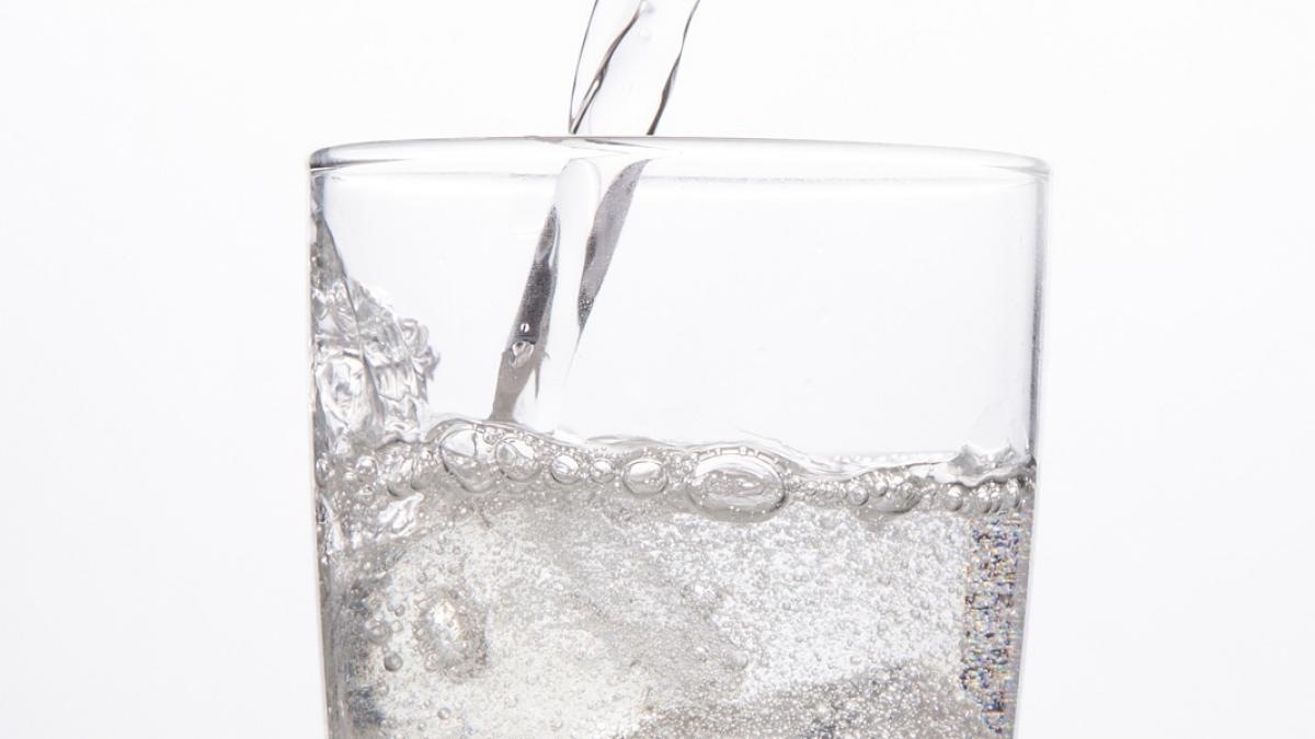 te baloneaza apa minerala afla care sunt surprinzatoarele efecte nocive ale popularei bauturi