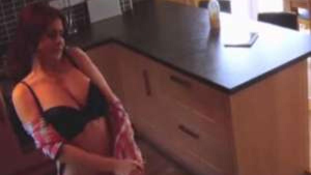 video si a filmat pe ascuns menajera nu o credea in stare de asa ceva