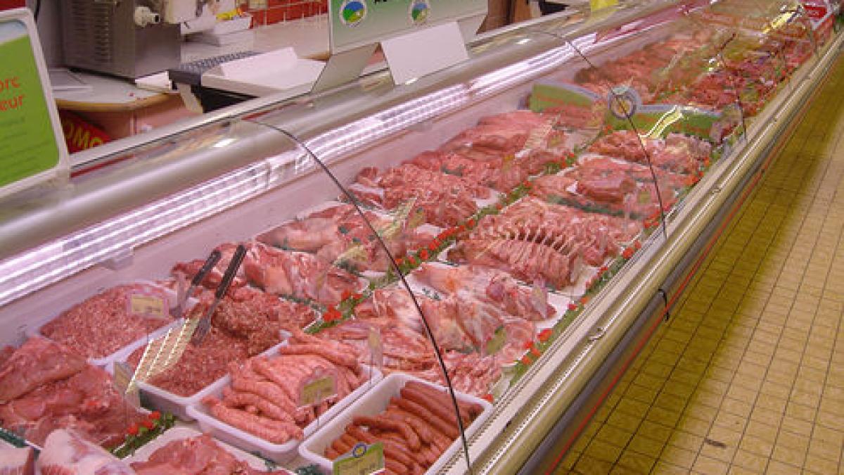 un nou scandal al carnii supermarket acuzat ca in carnea tocata de porc si vita se gaseste oaie si
