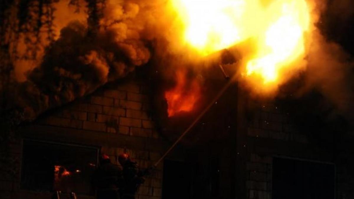 vila unui afacerist controversat din baia mare distrusa de un incendiu puternic