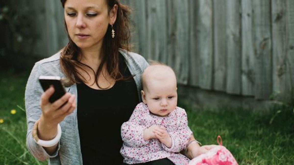 copiii nu sunt in stare sa vorbeasca pentru ca parintii sunt prea ocupati cu smartphone urile