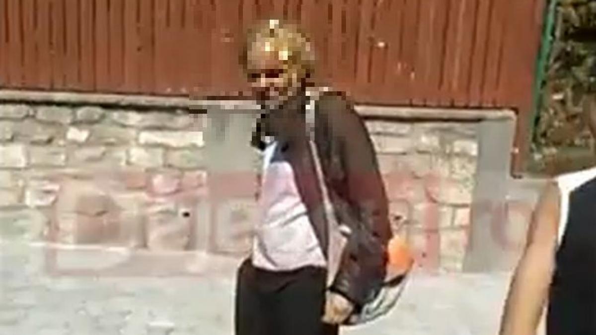 daca prostia ar durea ei ar urla de durere au umilit un batran si au postat filmul pe facebook