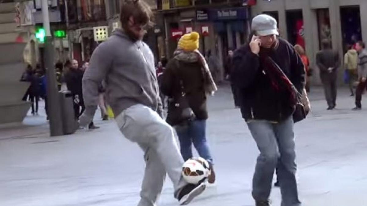 nimeni nu l a recunoscut imbracat asa socul pe care l au avut oamenii cand si a dezvaluit adevarata