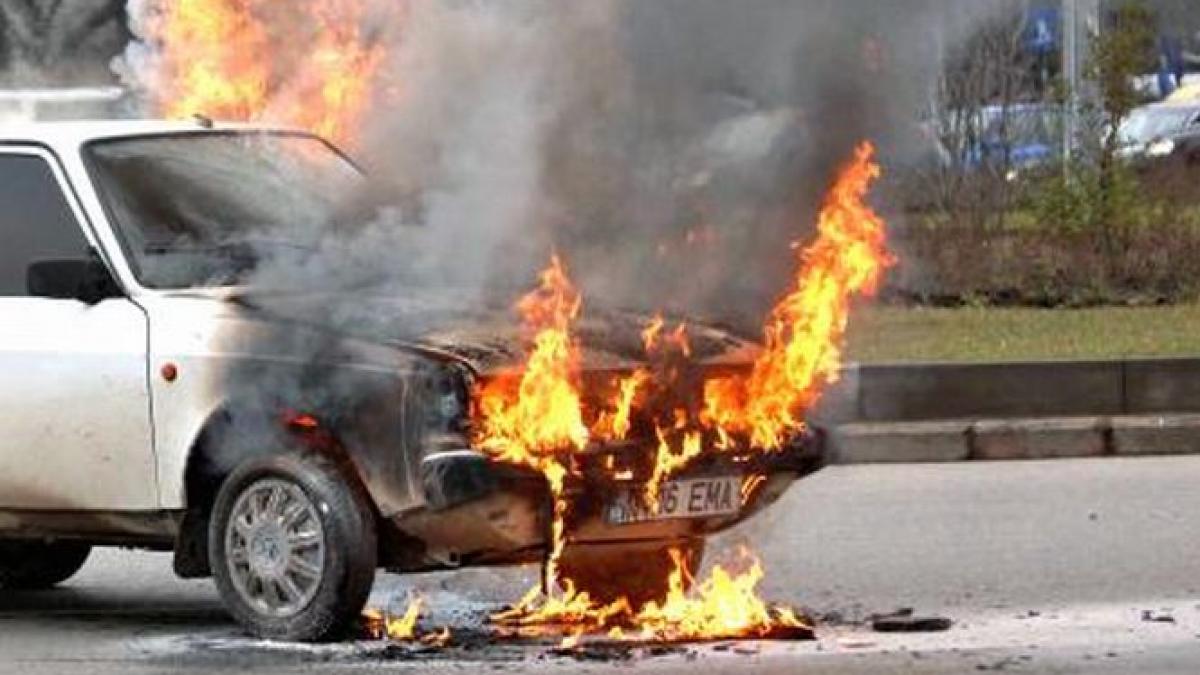 o masina a luat foc pe un drum din resita